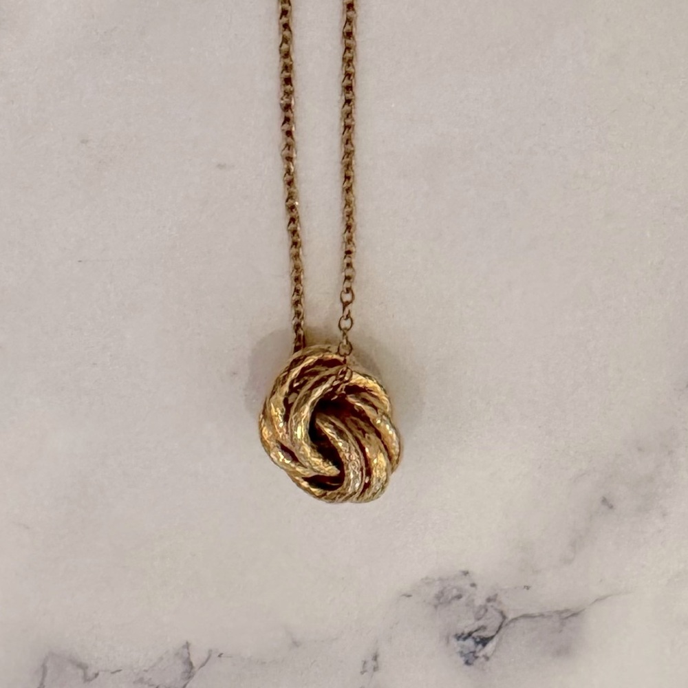 Gold knot pendant necklace